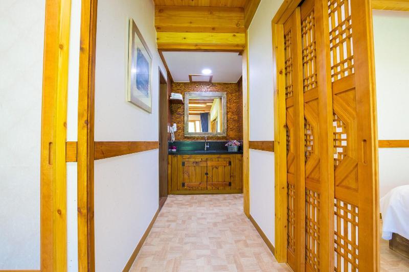 Jeonju Wangyijimil Hanok Hotel-65