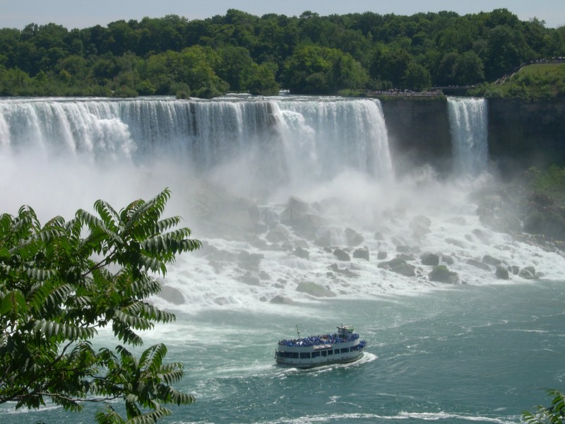 The ''Maid of the Mist'' and the American Falls