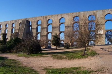 The Amoreira aqueduct.